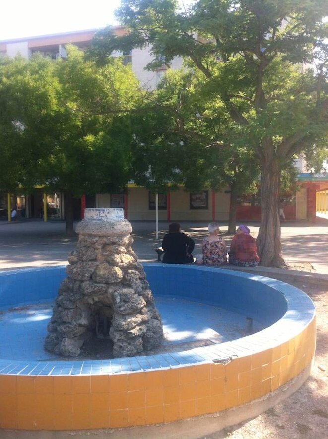 Arles Fontaine bassin Quartier Grifeuille 2013-06 © m.bartoli Arles Fontaine bassin Quartier Grifeuille 2013-06 © m.bartoli
