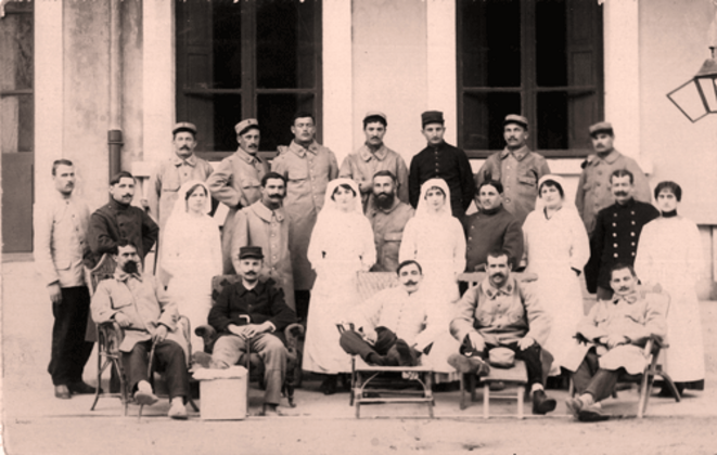 blessés et personnel soignant de l'hôpital militaire d'Apt, Vaucluse, coll. particulière J-P. Jouval blessés et personnel soignant de l'hôpital militaire d'Apt, Vaucluse, coll. particulière J-P. Jouval