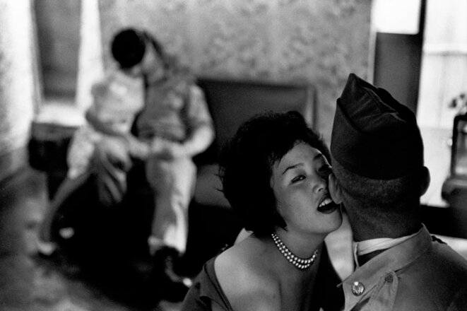 Soladats américains dans un club, Corée du Sud, 1961 © 2011©René Burri/Magnum Photos