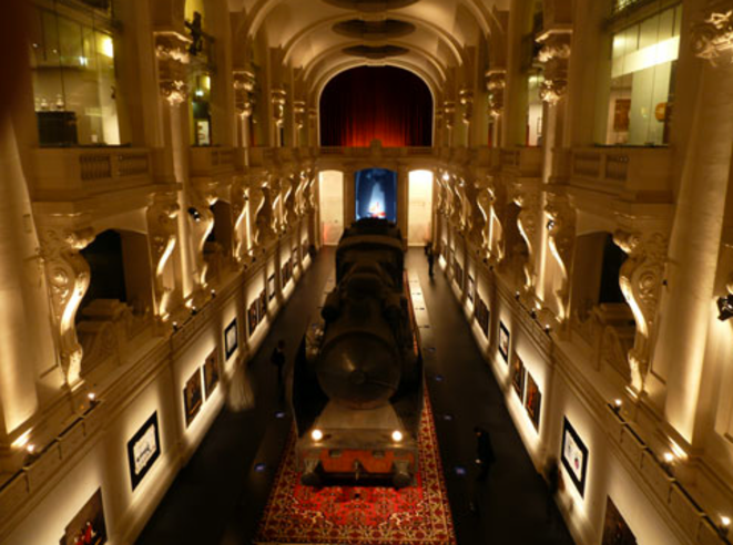 Aux Arts Décos, un éléphant, une locomotive, des tchadors, des meubles calcinés... Aux Arts Décos, un éléphant, une locomotive, des tchadors, des meubles calcinés...