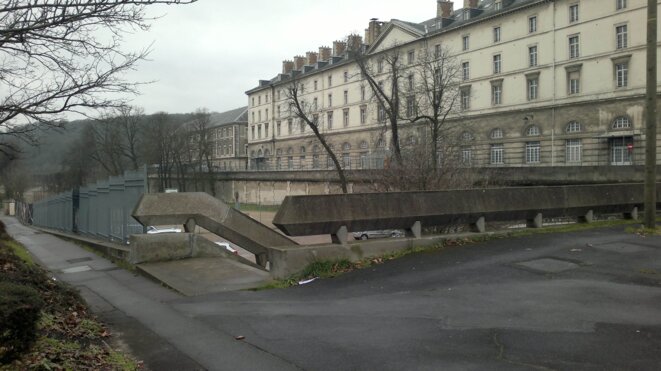 Caserne Sully à Saint Cloud depuis la place Clemenceau Caserne Sully à Saint Cloud depuis la place Clemenceau