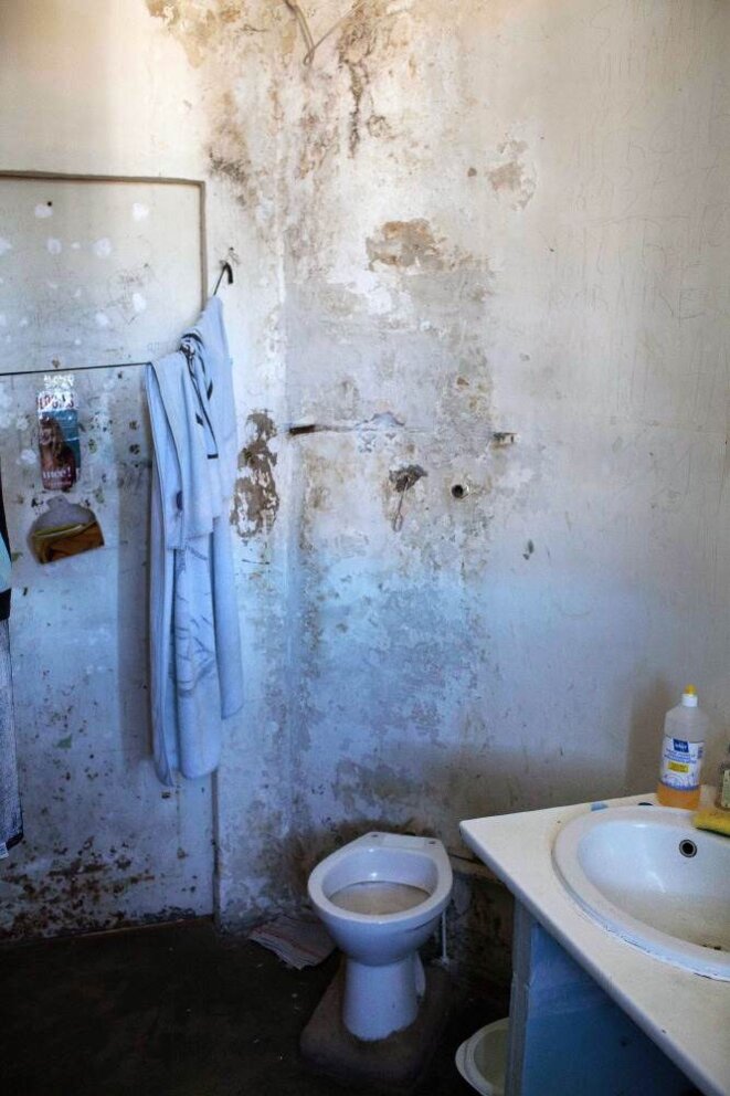 Les toilettes d'une cellule (photo G. Korganow/CGLPL) Les toilettes d'une cellule (photo G. Korganow/CGLPL)