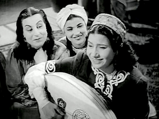 Oum Kalthoum (au oud) et Zouzou Nabil (tête découverte) dans le film Salama, 1945, de Togo Mizrahi Oum Kalthoum (au oud) et Zouzou Nabil (tête découverte) dans le film Salama, 1945, de Togo Mizrahi