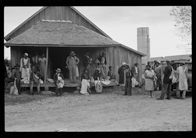 Cueilleurs de coton sur la plantation, à 6 heures et demi du matin, attendant le début de la journée de travail (1935) © Ben Shahn Cueilleurs de coton sur la plantation, à 6 heures et demi du matin, attendant le début de la journée de travail (1935) © Ben Shahn