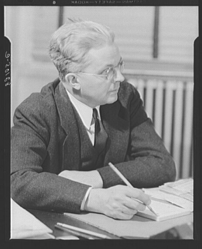 Roy Stryker, Photograph chief of the FSA (1942) © John Collier Roy Stryker, Photograph chief of the FSA (1942) © John Collier