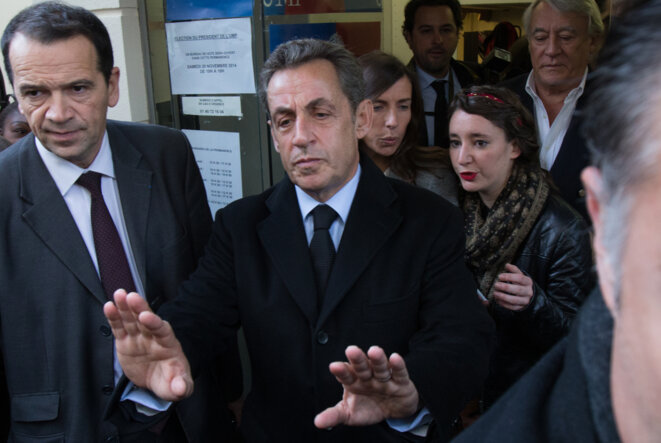 Nicolas Sarkozy sortant de la permanence UMP du XVIe arrondissement de Paris, où il a voté le 29 novembre. © Reuters