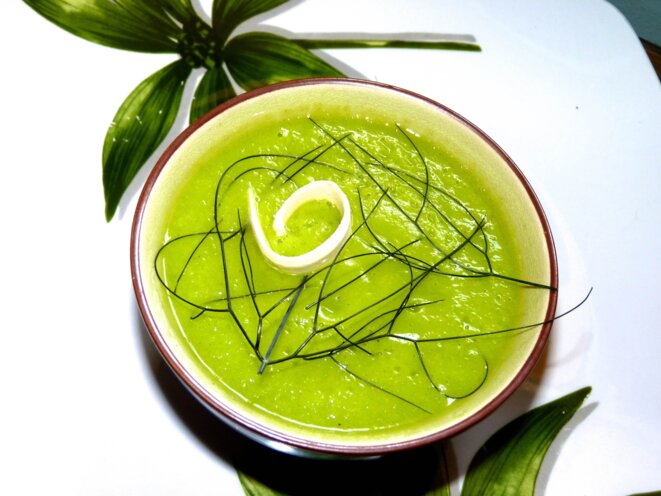 Soupe crémeuse verte d'été
