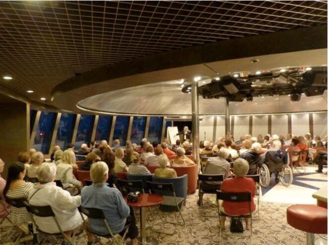 Laurent Joffrin lors d'une de ses conférences en bateau © DR Laurent Joffrin lors d'une de ses conférences en bateau © DR