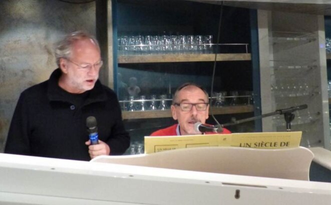 Le directeur de Libération animant la soirée. © DR Le directeur de Libération animant la soirée. © DR