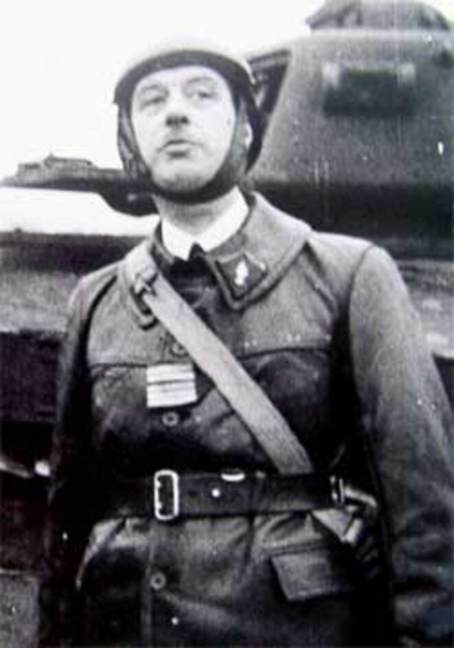 Le colonel DE GAULLE devant son char en 1939 Le colonel DE GAULLE devant son char en 1939