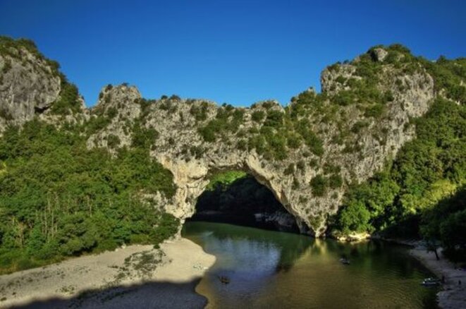 L'arche de Vallon Pont d'Arc creusée par l'Ardèche L'arche de Vallon Pont d'Arc creusée par l'Ardèche