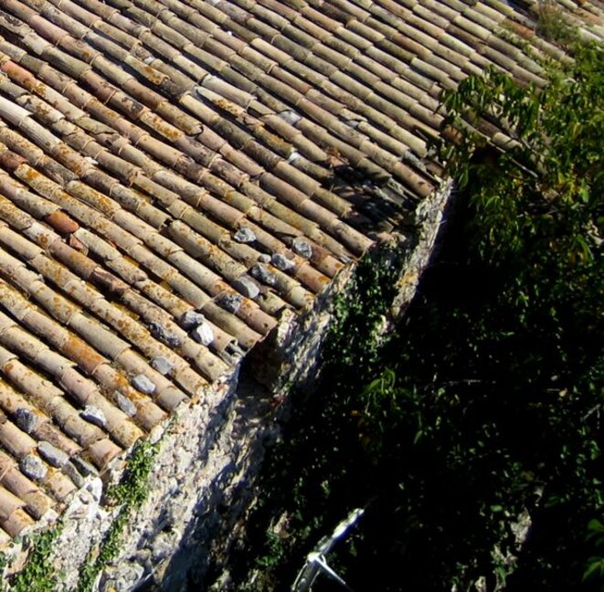 Toit en tuiles-canal dans le midi Toit en tuiles-canal dans le midi