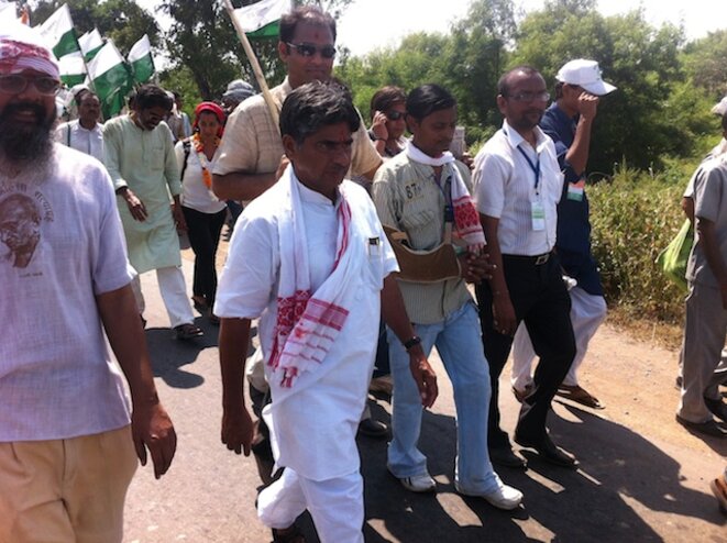 Rajagopal P.V marchant au milieu des militants d'Ekta PArishad lors de la Jan Satyagraha d'octobre 2012 dans le Madhya Pradesh, au centre de l'Inde. © Benjamin Joyeux Rajagopal P.V marchant au milieu des militants d'Ekta PArishad lors de la Jan Satyagraha d'octobre 2012 dans le Madhya Pradesh, au centre de l'Inde. © Benjamin Joyeux
