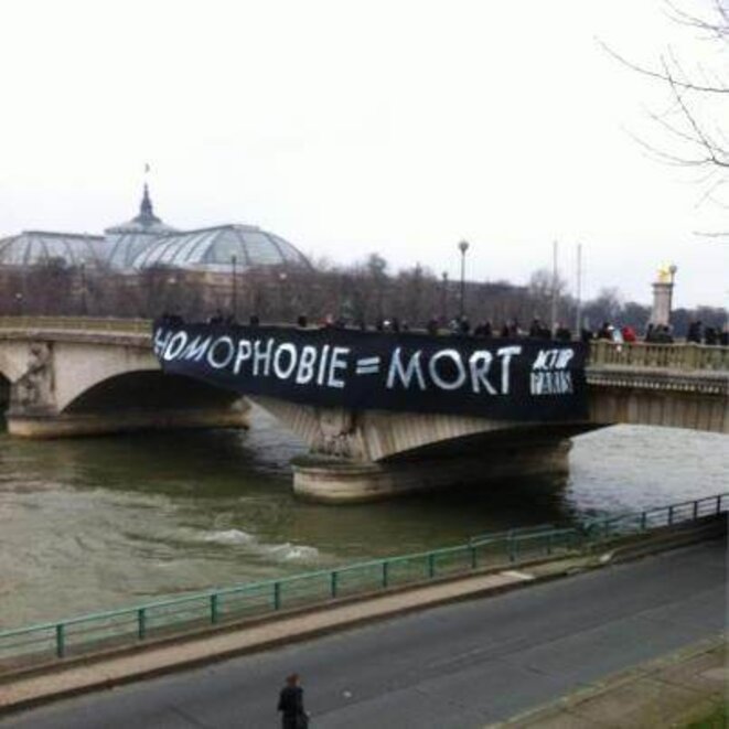 Pont des Invalides, face aux parcours des manifestant-es anti mariage pour tous, Act Up-Paris déploie une banderole "Homophobie = Mort". © Tom Craig Pont des Invalides, face aux parcours des manifestant-es anti mariage pour tous, Act Up-Paris déploie une banderole "Homophobie = Mort". © Tom Craig