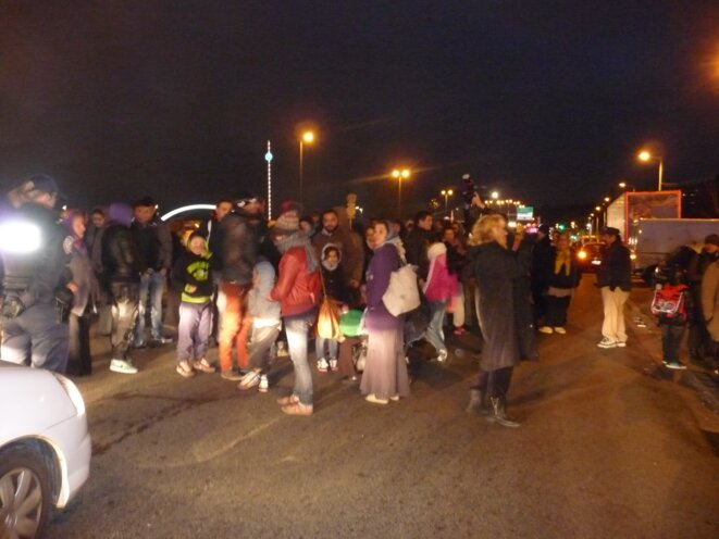 La police gaze des enfants Roms pour les disperser