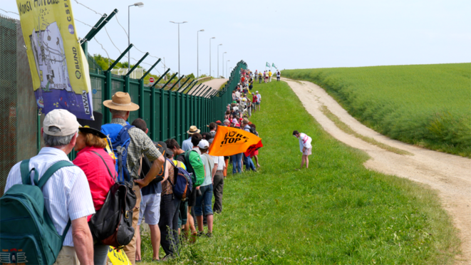 1100000 pas à Bure, 7 juin 2015 - chaine humaine le long de la grille de l’Andra 1100000 pas à Bure, 7 juin 2015 - chaine humaine le long de la grille de l’Andra