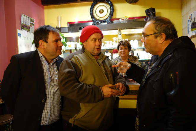 Pour Joël, un paysan anti-bonnets rouges (à gauche), Troadec est «un populiste qui mange à tous les rateliers» © Rachida El Azzouzi Pour Joël, un paysan anti-bonnets rouges (à gauche), Troadec est «un populiste qui mange à tous les rateliers» © Rachida El Azzouzi