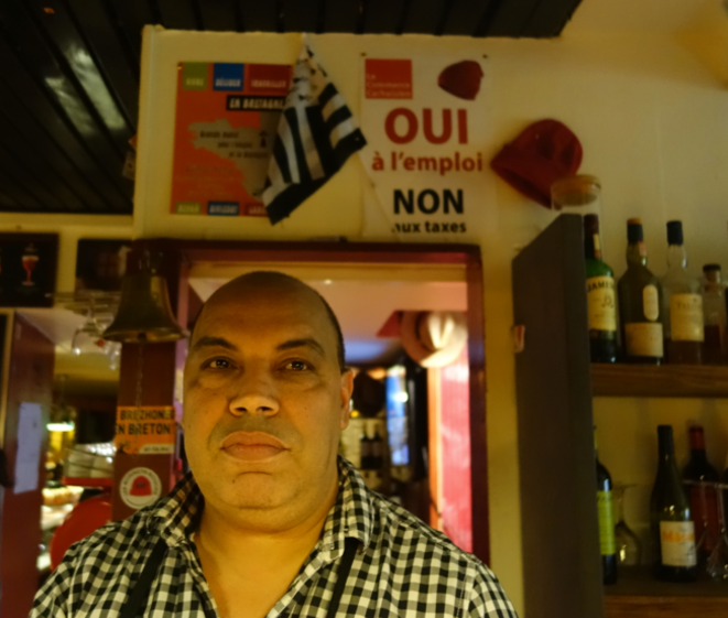 James, le patron de la brasserie au pied de la mairie, son QG © Rachida El Azzouzi James, le patron de la brasserie au pied de la mairie, son QG © Rachida El Azzouzi