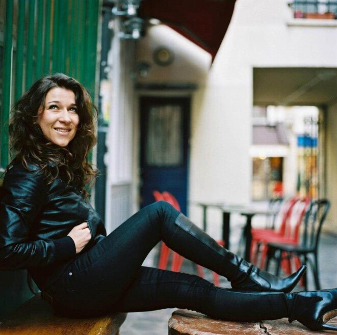 Biographie d'une chanteuse française qui rayonne à l'international. Biographie d'une chanteuse française qui rayonne à l'international.