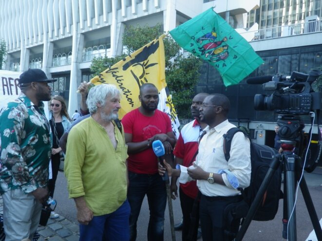Le 5 juin, devant la tour Bolloré Le 5 juin, devant la tour Bolloré