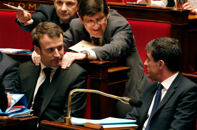 Emmanuel Macron et Manuel Valls pendant les débats juste avant l'annonce du recours au 49-3 © REUTERS - Charles Platiau Emmanuel Macron et Manuel Valls pendant les débats juste avant l'annonce du recours au 49-3 © REUTERS - Charles Platiau
