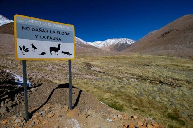 Près de la mine Pascua Lama, le panneau de Barrick Gold: "Protégez l'environnement. Ne pas endommager la faune et la flore."  © www.elciudadano.cl