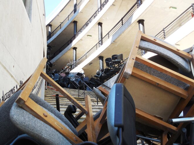 Le siège de l’Université de la Mer à Reñaca, pendant son blocage. Photo prise le 26 mars. © Laurie Fachaux