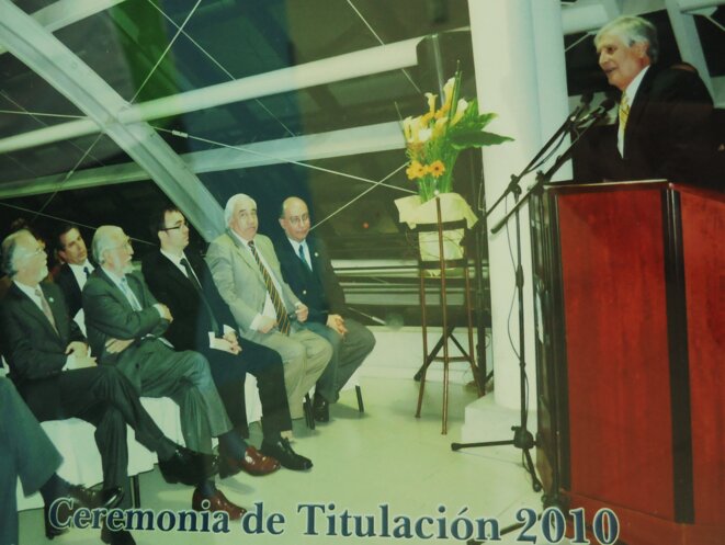 L'ex-recteur Hector Zúñiga (à la tribune) est assigné à résidence depuis février pour corruption et fraude informatique © Laurie Fachaux L'ex-recteur Hector Zúñiga (à la tribune) est assigné à résidence depuis février pour corruption et fraude informatique © Laurie Fachaux