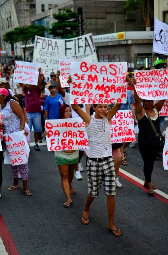 "Le Brésil, sans logement, sans hôpitaux" "L'occupation de l'espoir" "Le Brésil, sans logement, sans hôpitaux" "L'occupation de l'espoir"