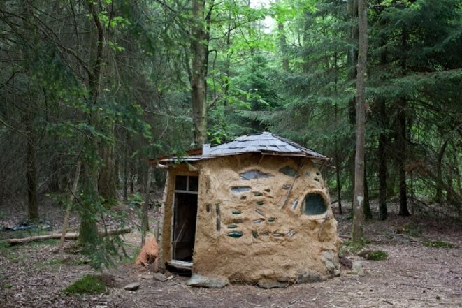 Maison en argile de la Forêt de Rohanne. © Auto-média de la ZAD Maison en argile de la Forêt de Rohanne. © Auto-média de la ZAD
