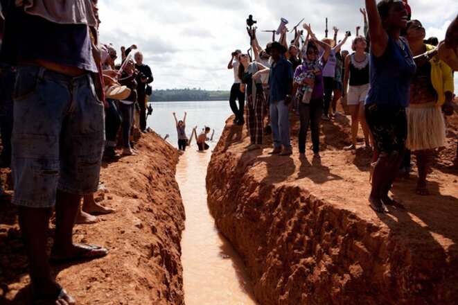 Les indigènes et les activistes fêtent l'ouverture d'un canal le long du fleuve Xingu © amazonia.org Les indigènes et les activistes fêtent l'ouverture d'un canal le long du fleuve Xingu © amazonia.org