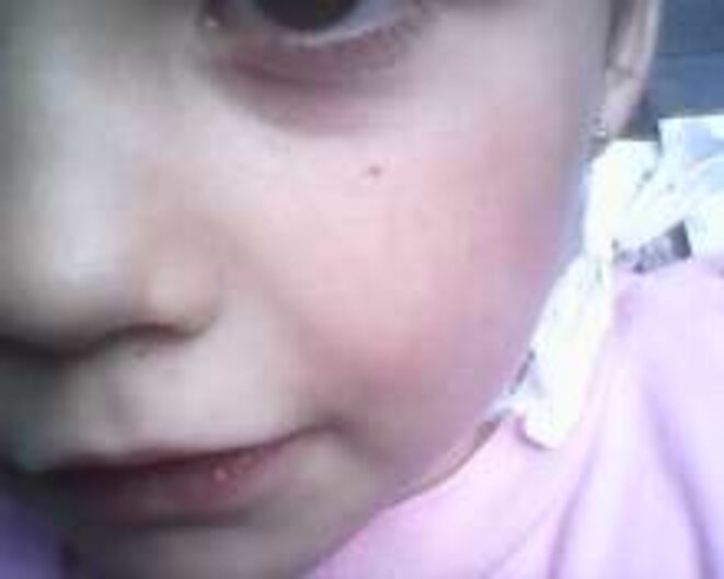 Florina, 4 ans, prise par sa sœur Nina, 8 ans. Florina, 4 ans, prise par sa sœur Nina, 8 ans.
