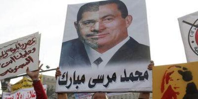 Affiche comparant Morsi et Moubarak. © (Reuters) Affiche comparant Morsi et Moubarak. © (Reuters)