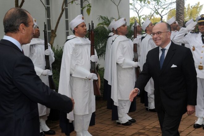 Bernard Cazeneuve accueilli par son homologue marocain Mohamed Hassad, le 14 février. © Reuters Bernard Cazeneuve accueilli par son homologue marocain Mohamed Hassad, le 14 février. © Reuters