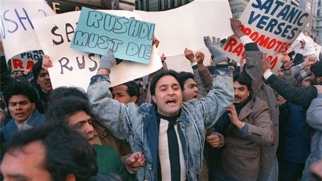 Manifestants devant les bureaux de l'éditeur des «Versets sataniques», à New York en 1989. © (dr) Manifestants devant les bureaux de l'éditeur des «Versets sataniques», à New York en 1989. © (dr)