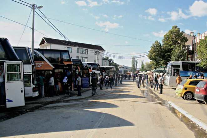 Autobus à Presevo en partance pour la frontière croate. 35 euros le trajet. © Laurent Geslin