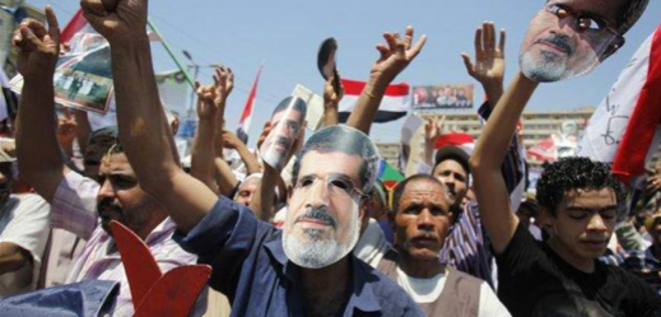 Manifestation pro-Morsi. © (Reuters) Manifestation pro-Morsi. © (Reuters)