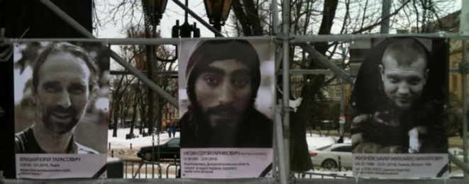Sur une place de Lviv, photos des victimes de la répression à Kiev. Sur une place de Lviv, photos des victimes de la répression à Kiev.