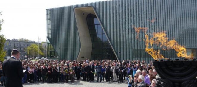 Kaddish, le 19 avril, devant le musée de l'histoire des Juifs à Varsovie. © (A.P.) Kaddish, le 19 avril, devant le musée de l'histoire des Juifs à Varsovie. © (A.P.)