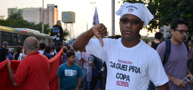 Manifestation du 15 mai à Rio. «Je chie sur la Coupe». © (LO)