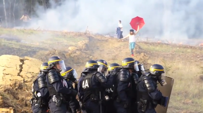 Image extraite d'une vidéo tournée par les manifestants. Image extraite d'une vidéo tournée par les manifestants.
