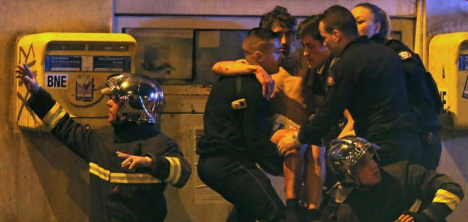 Opérations de secours, vendredi soir, près de la salle de spectacle du Bataclan. © Reuters Opérations de secours, vendredi soir, près de la salle de spectacle du Bataclan. © Reuters