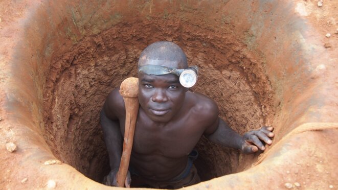 Un «creuseur» qui remonte d'un tunnel, dans la région de Sélingué. © (JCR)