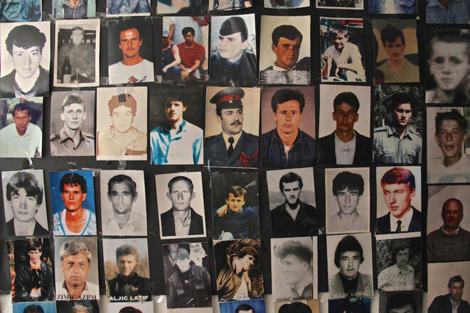 A Srebrenica, photos des victimes du génocide. © Laurent Geslin A Srebrenica, photos des victimes du génocide. © Laurent Geslin