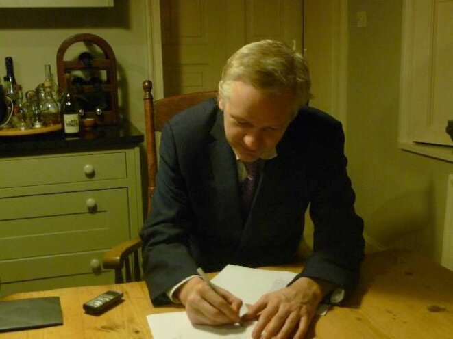 Signature de l'accord WikiLeaks et Mediapart. © (dr)