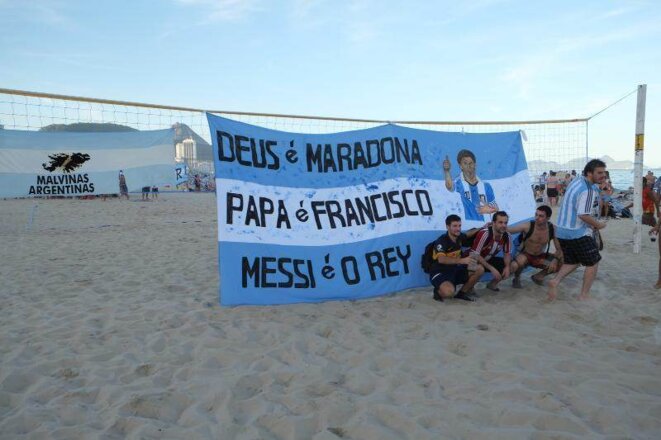 Banderole: « Dieu est Maradona, le Pape est François, le Roi est Messi » © Lamia Oualalou Banderole: « Dieu est Maradona, le Pape est François, le Roi est Messi » © Lamia Oualalou