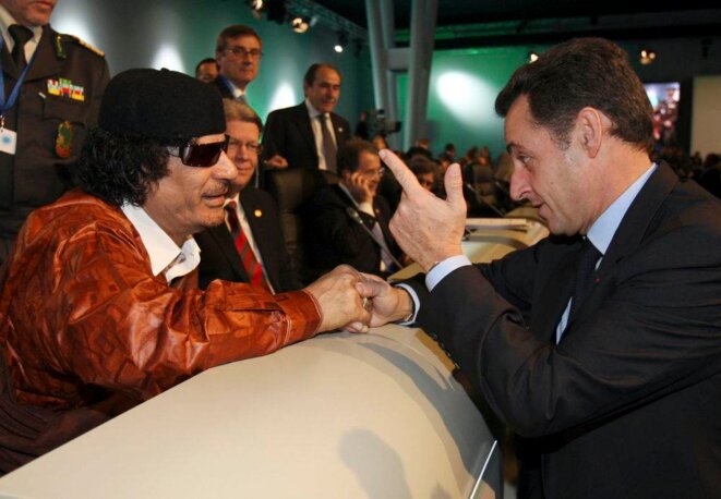 Kadhafi et Sarkozy en décembre 2007. © (Reuters) Kadhafi et Sarkozy en décembre 2007. © (Reuters)