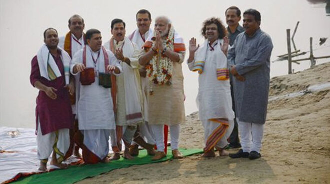 Le premier ministre Modi, en novembre 2014, à Bénarès, pour relancer la mission “Clean Ganga”