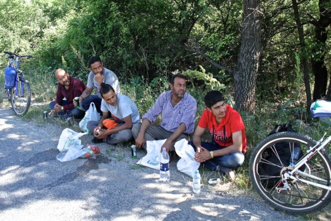 Un groupe de Syriens fait une pause alors qu'il traverse la Macédoine vers la Serbie. © Laurent Geslin Un groupe de Syriens fait une pause alors qu'il traverse la Macédoine vers la Serbie. © Laurent Geslin
