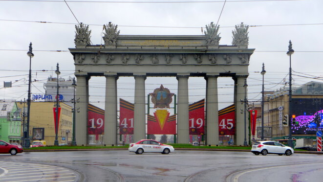 9 mai à Saint-Pétersbourg : il est partout le ruban de Saint-Georges